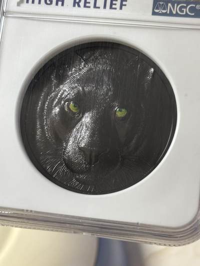 获奖帕劳2020年夜间猎人黑豹镶嵌黑曜石2盎司纪念银币，获得2021年度钱币之星最佳原创技术币大奖第二名，999银，发行888枚