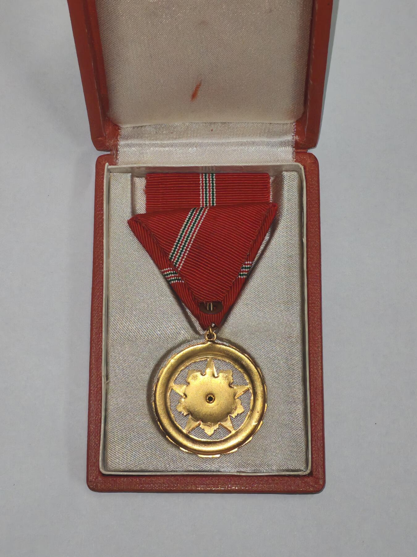 韵星假日精品2025秋季军品类拍卖会-- Rimey Holidays Boutique 2025 Autumn Militaria Sale 匈牙利人民共和国第一版拉克西时期社会主义劳动功绩勋章带原盒略