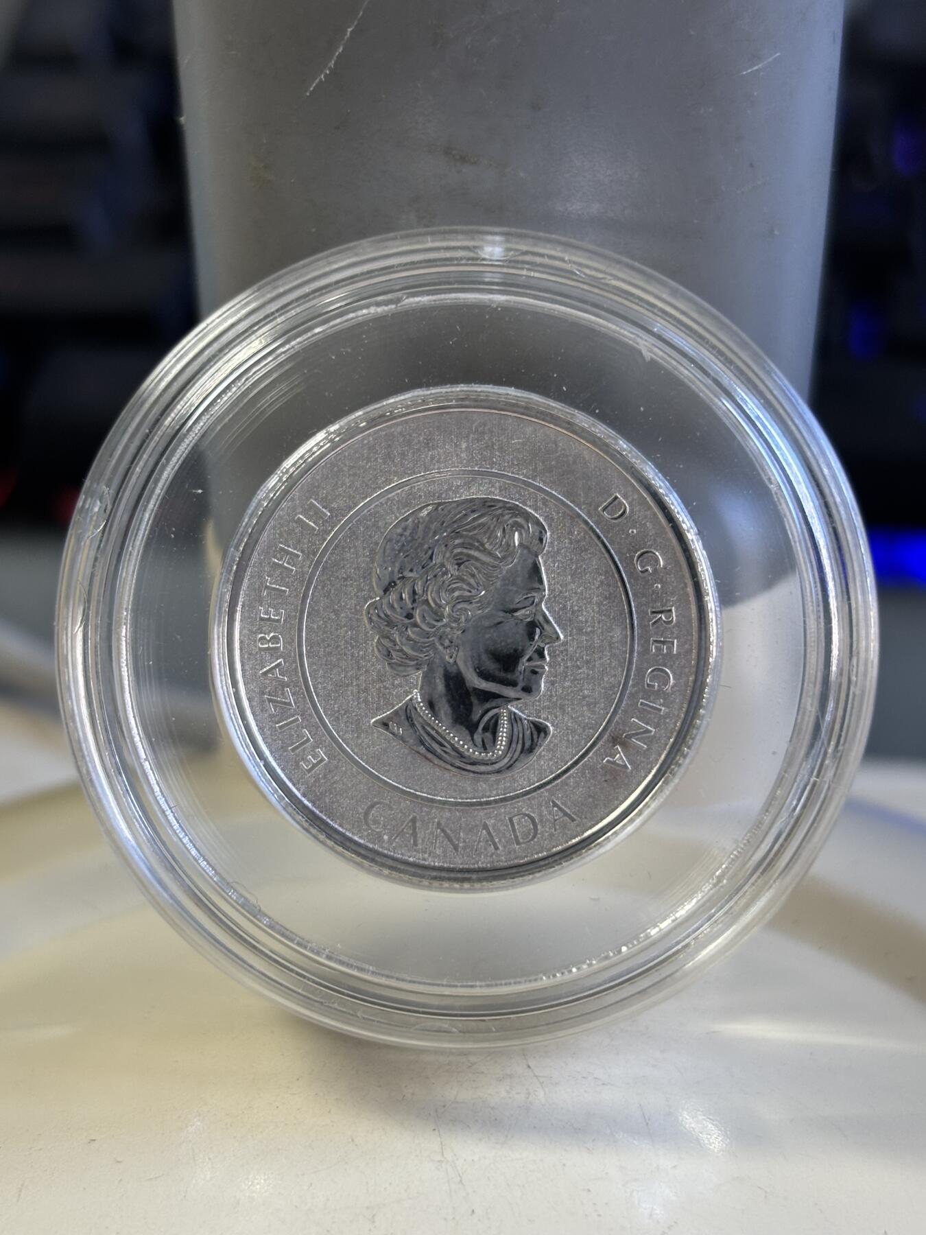 第180期拍卖【长期征集拍品】【北京币展专场】 加拿大2016年恐龙镶嵌陨石7.96克纪念银币，9999银，发行1000枚