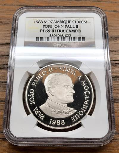 凡希社世界钱币微拍第三百十三期 - 1988莫桑比克教皇访问纪念1000M大银精铸NGC-PF69UC