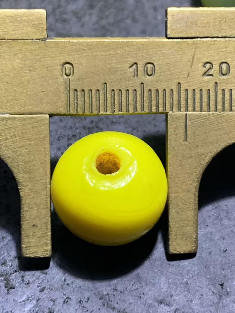 建国前后库存鸡油黄琉璃苹果珠一颗，