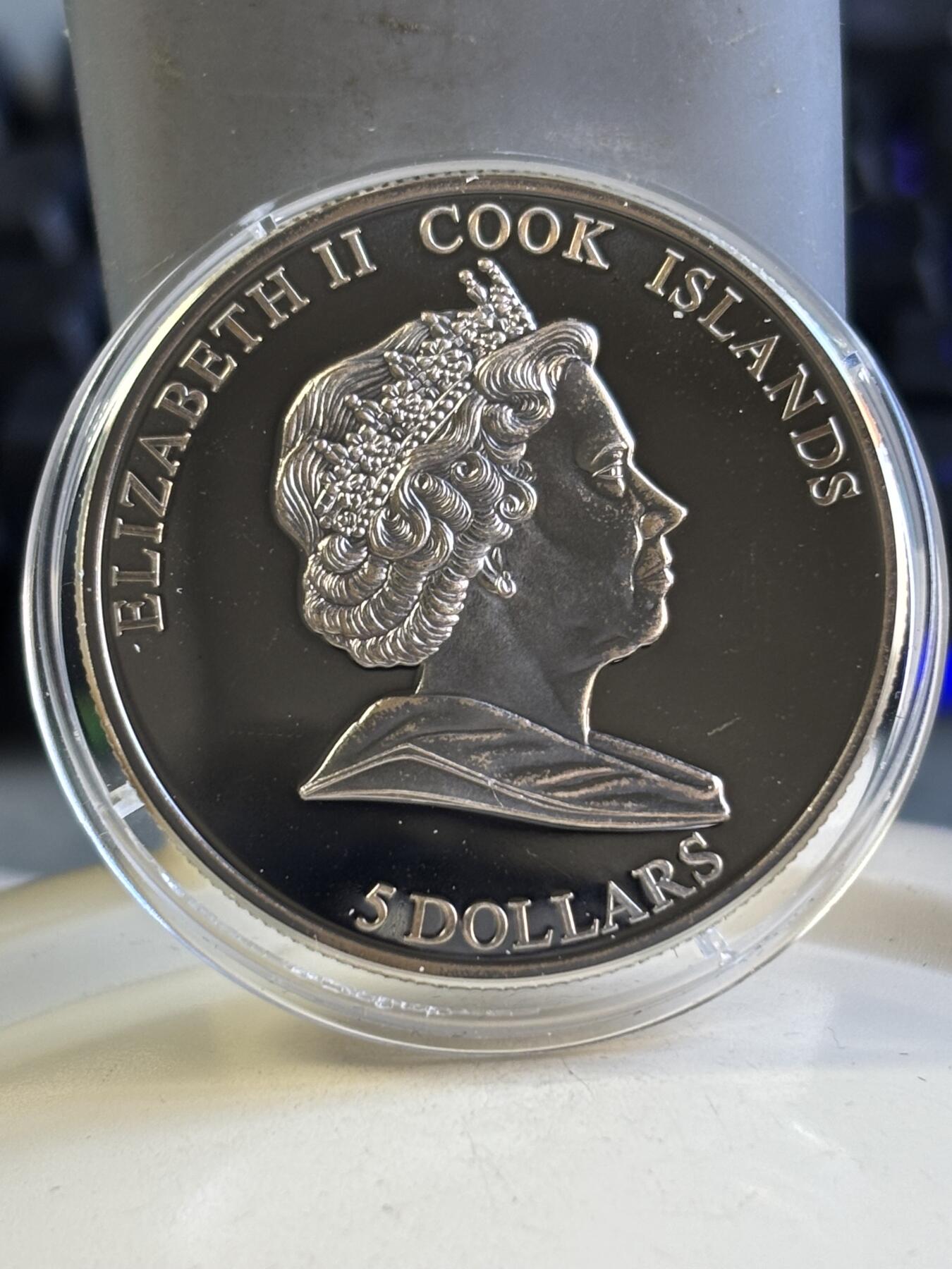 第180期拍卖【长期征集拍品】【北京币展专场】 库克2007年镶嵌布兰海姆陨石精制镀钯纪念银币，925银，25克，发行2500枚，塑料盒有裂痕，