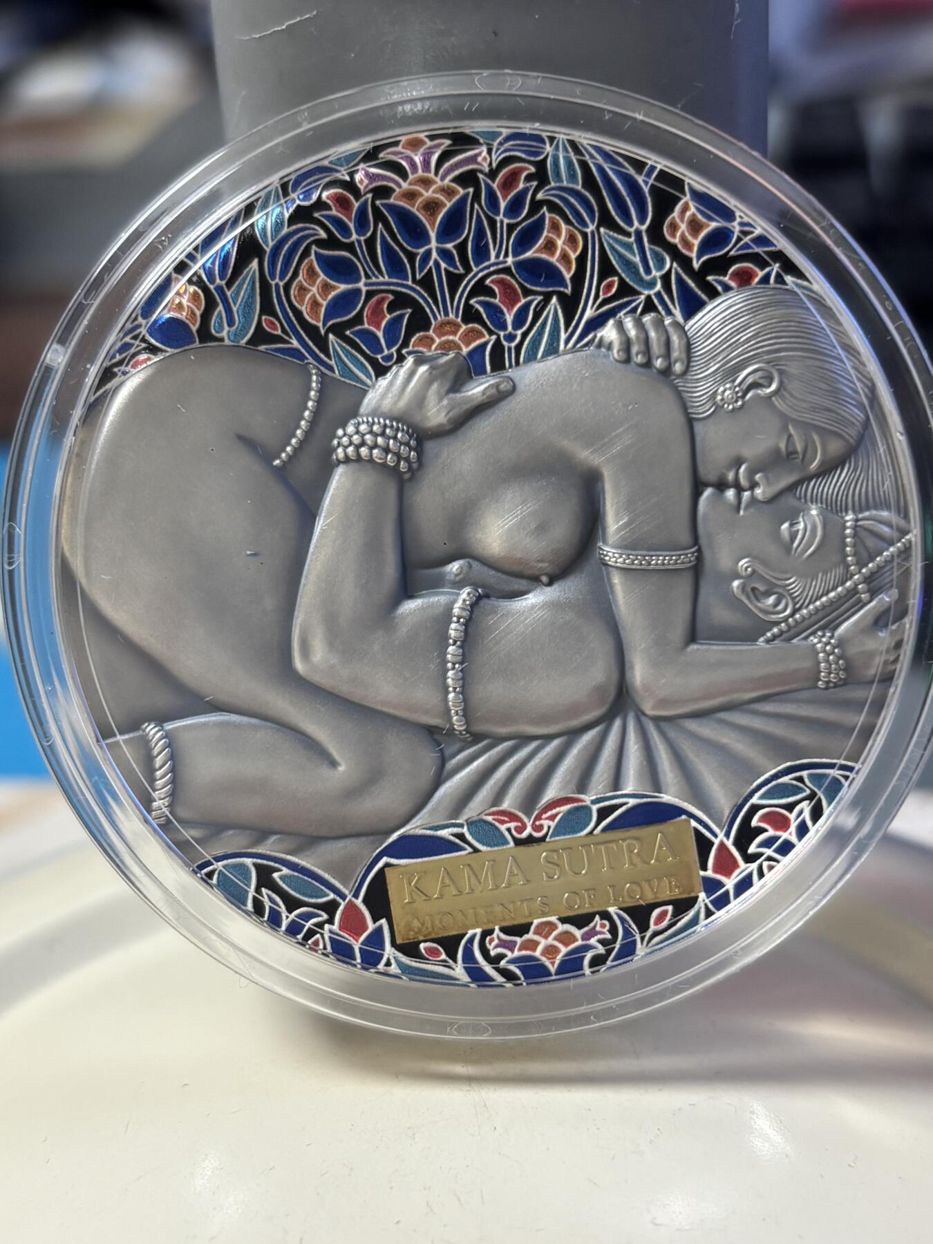 第180期拍卖【长期征集拍品】【北京币展专场】 喀麦隆2021年爱情系列爱经3盎司高浮雕仿古彩银币，999银，发行500枚