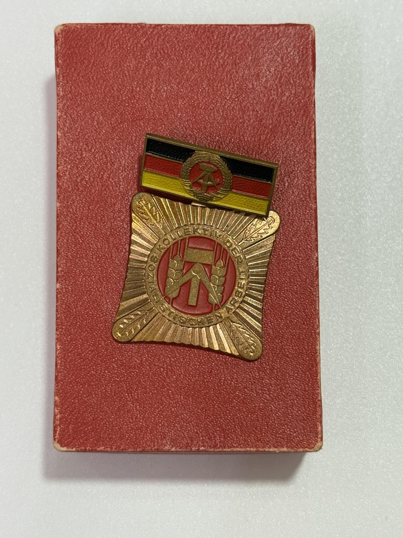 韵星假日精品2025秋季军品类拍卖会-- Rimey Holidays Boutique 2025 Autumn Militaria Sale 民主德国集体劳动荣誉奖章带盒