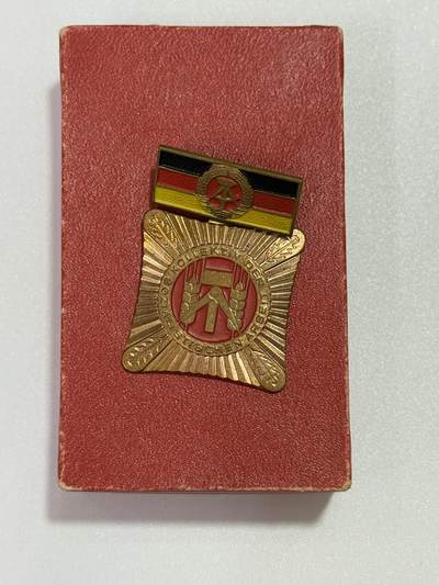 韵星假日精品2025秋季军品类拍卖会-- Rimey Holidays Boutique 2025 Autumn Militaria Sale - 民主德国集体劳动荣誉奖章带盒