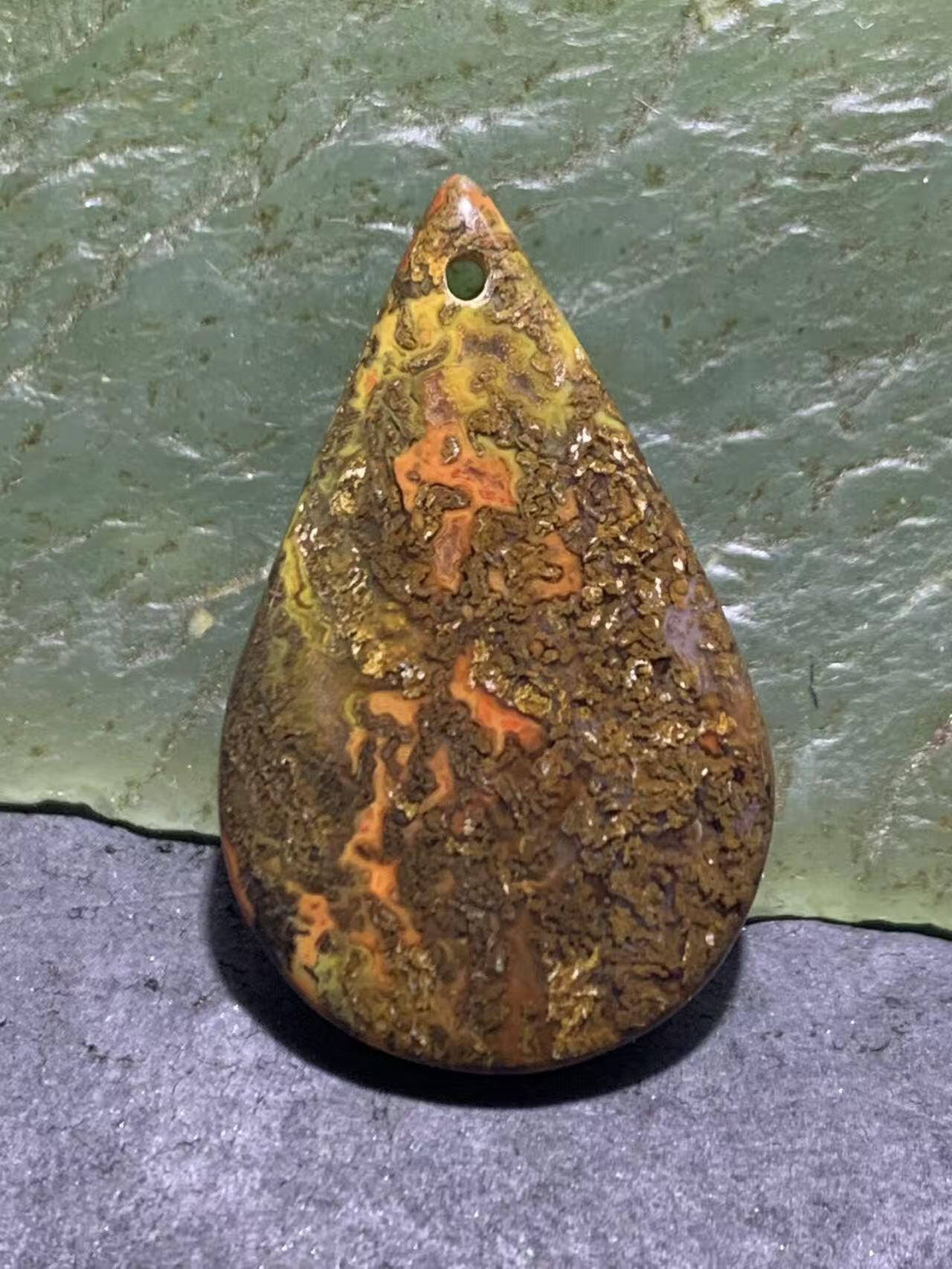 精美高玉化原皮草花纹战国红玛瑙吊坠一个，