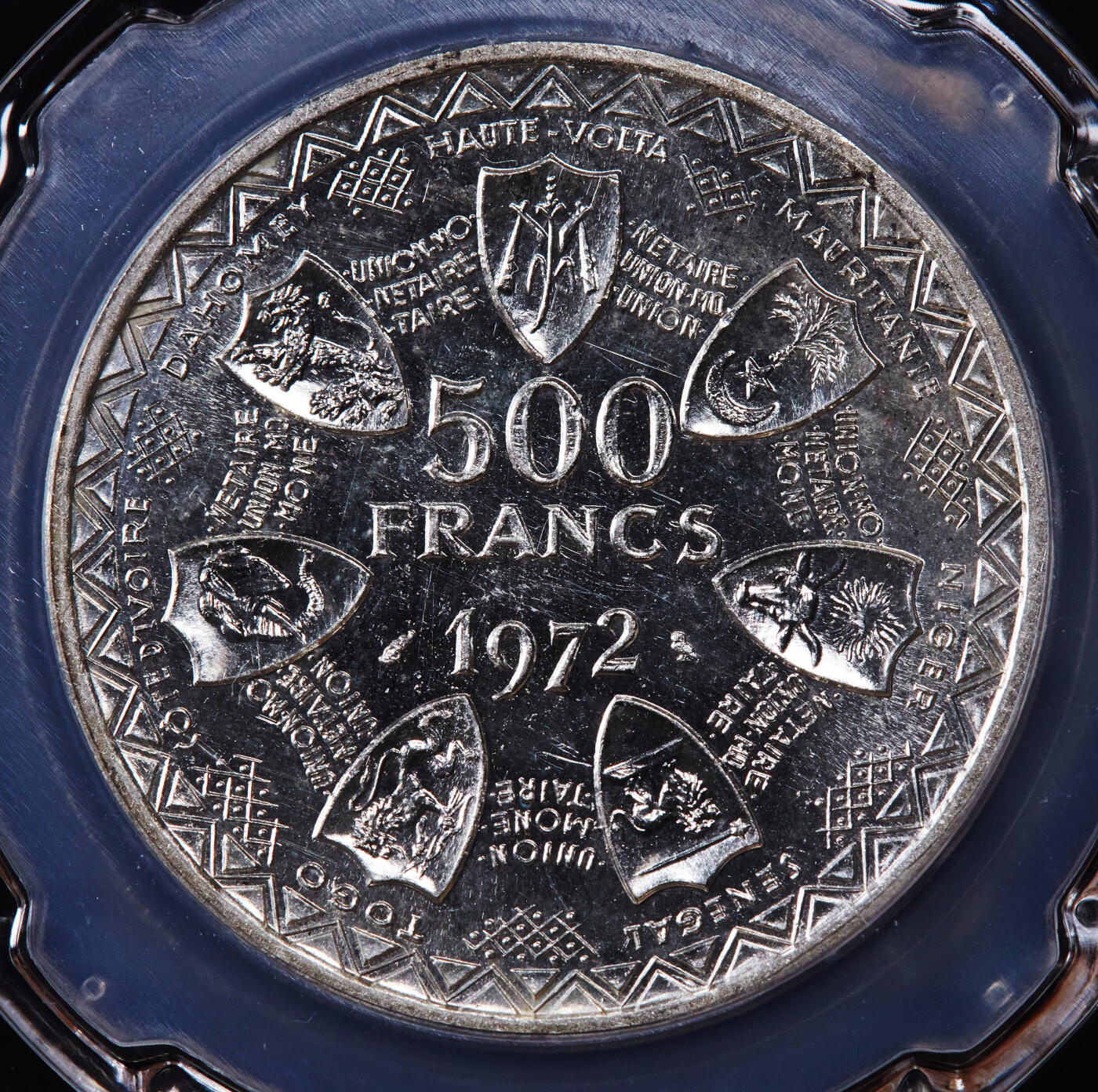 【俄甄集藏】2025年(044)11-12星期三晚 19:30 全场包邮 西非经济共同体1972年纪念共同体成立10周年500法郎银质样币，信泰 SP64，重25克，90%银，发行量1300枚，稀有品种