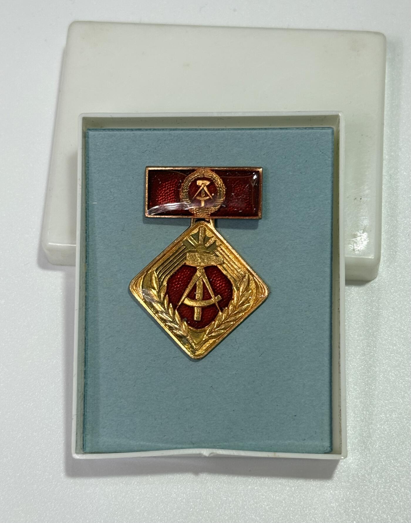 韵星假日精品2025秋季军品类拍卖会-- Rimey Holidays Boutique 2025 Autumn Militaria Sale 民主德国社会活动家奖章带盒