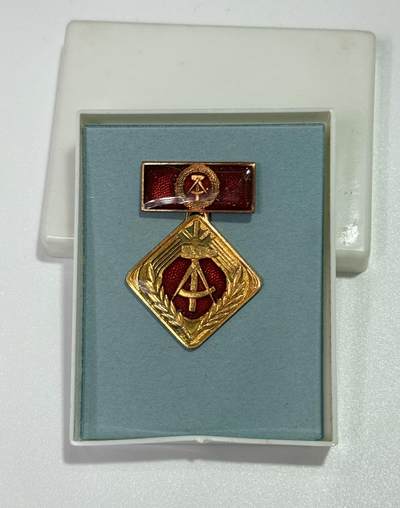 韵星假日精品2025秋季军品类拍卖会-- Rimey Holidays Boutique 2025 Autumn Militaria Sale - 民主德国社会活动家奖章带盒