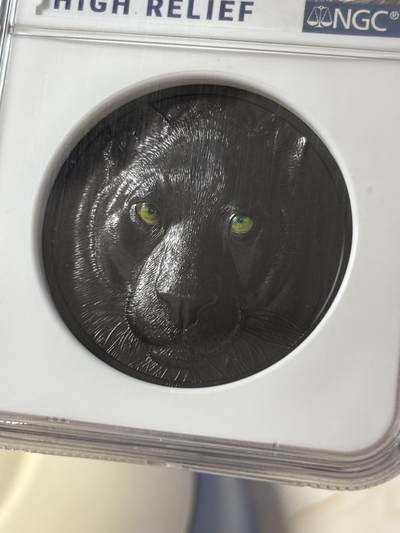 获奖帕劳2020年夜间猎人黑豹镶嵌黑曜石2盎司纪念银币，获得2021年度钱币之星最佳原创技术币大奖第二名，999银，发行888枚