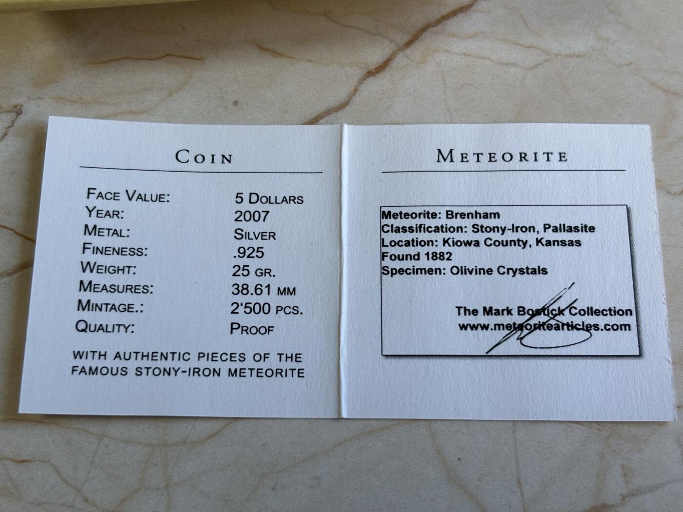 第180期拍卖【长期征集拍品】【北京币展专场】 库克2007年镶嵌布兰海姆陨石精制镀钯纪念银币，925银，25克，发行2500枚，塑料盒有裂痕，