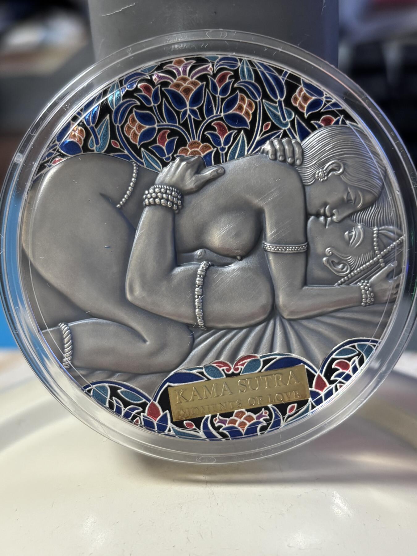 第180期拍卖【长期征集拍品】【北京币展专场】 喀麦隆2021年爱情系列爱经3盎司高浮雕仿古彩银币，999银，发行500枚