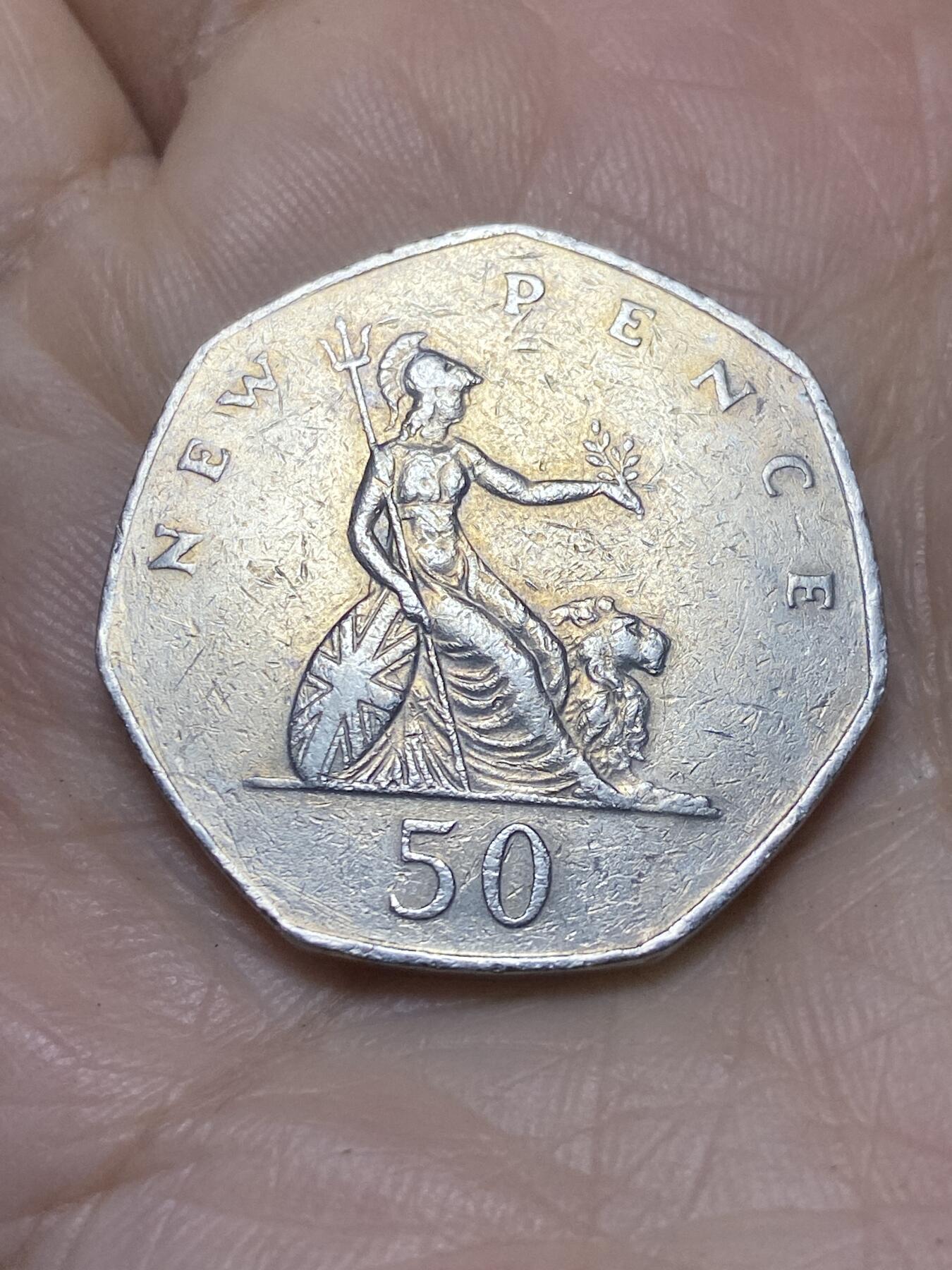 2025年第一百二十一场(总第一百四十七场）外国好品散币(免佣金) 英国🇬🇧1981年50便士(伊丽莎白二世中年花冠，十进制第一版，关门年)