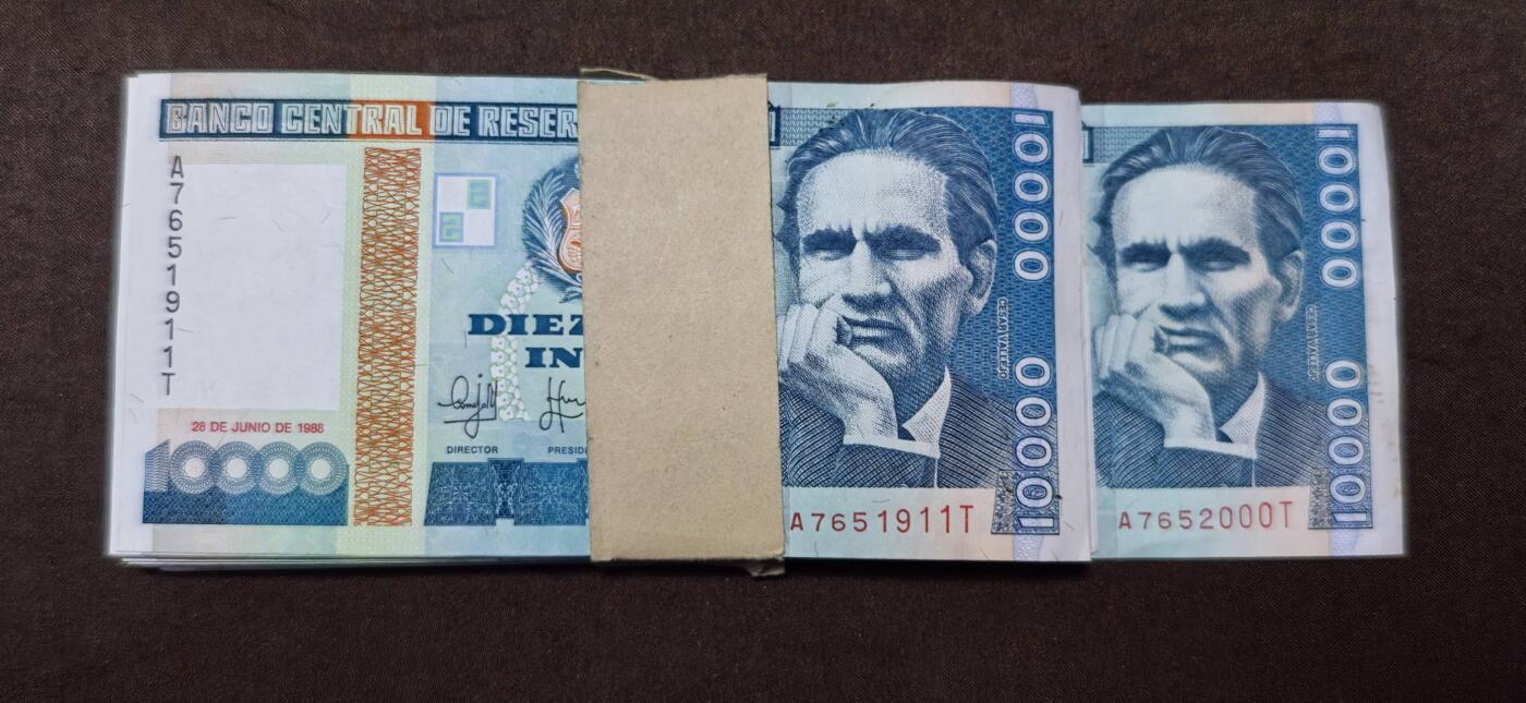 北京马甸外国币专卖第146期，外国纸币币专场，陆续上拍，欢迎关注 秘鲁万元钞百張连号，全新四角有卷，上下张及侧截面有脏如图