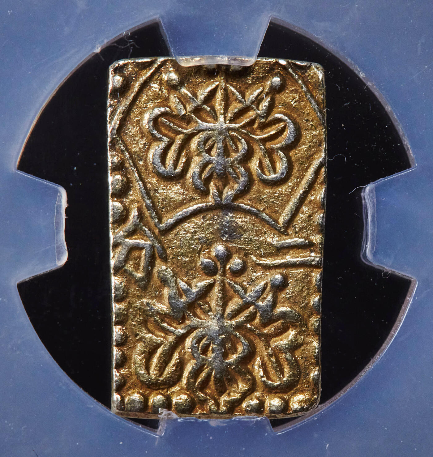 【俄甄集藏】2025年(044)11-12星期三晚 19:30 全场包邮 日本1868-1869年江户幕府时期明治二分金币，信泰 AU58，重3克，22.7%金，77.7%银，原味状态，细节犀利