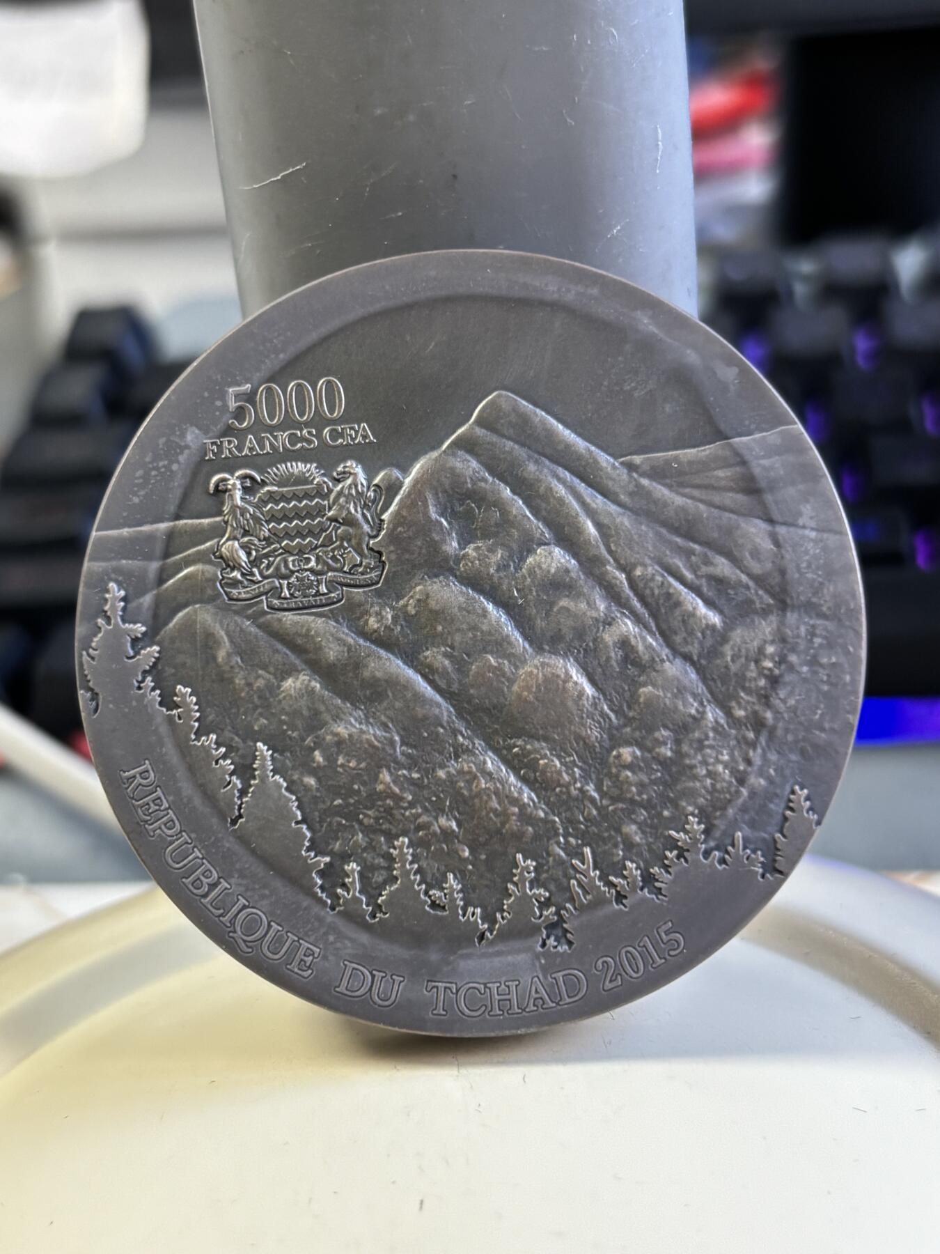 第180期拍卖【长期征集拍品】【北京币展专场】 乍得2015年陨石系列1阿林铁陨石5盎司高浮雕银币，999银，发行500枚