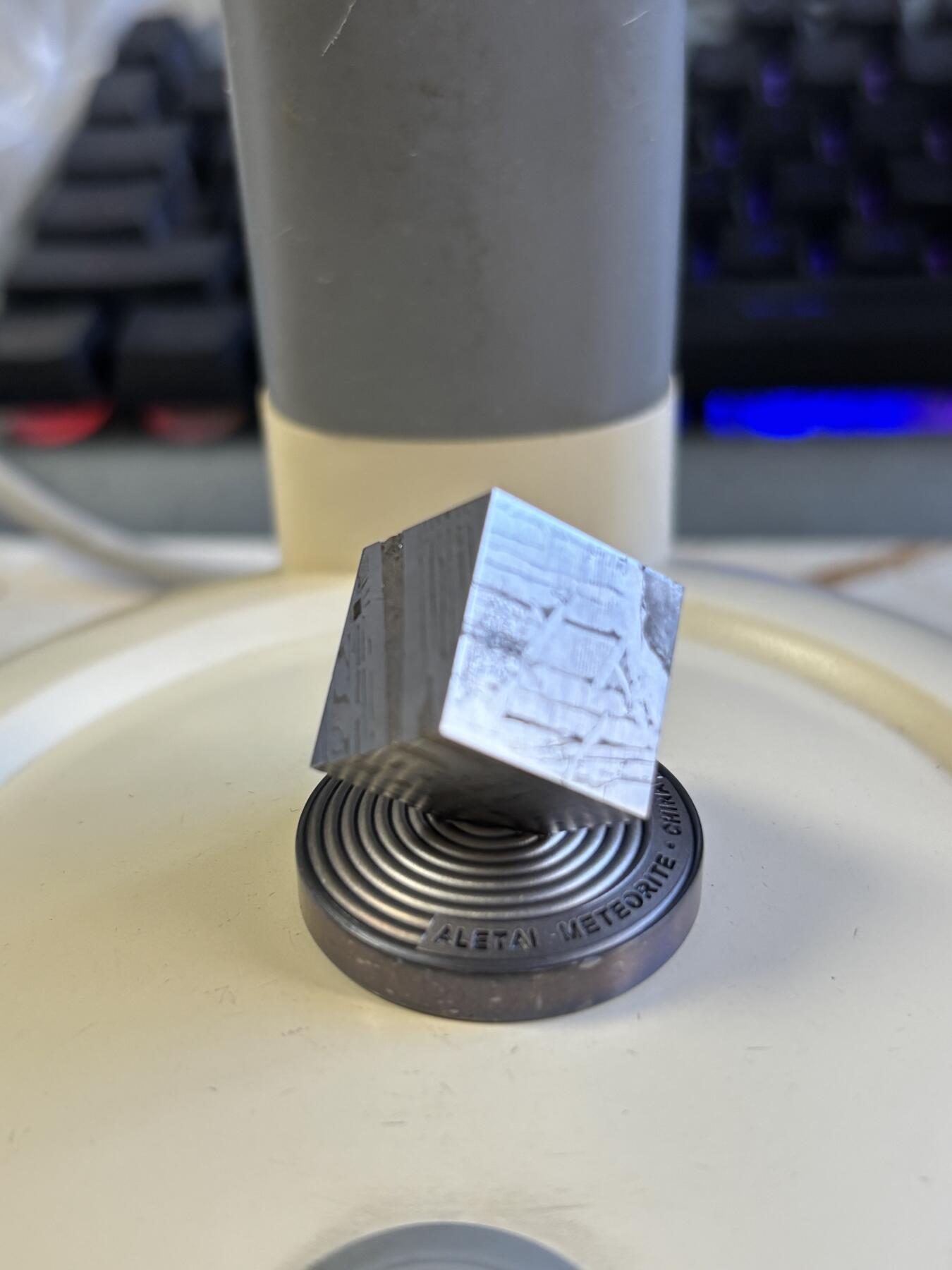 第180期拍卖【长期征集拍品】【北京币展专场】 加纳2022年中国阿勒泰陨石立方体陨石加1盎司银币，999银+中国阿勒泰陨石，发行量500枚，有氧化。