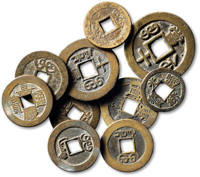 泓盛2025年秋季拍卖会 古泉 - 清钱一组十枚，尺寸不一，内含：（1）“嘉庆通宝”、“乾隆通宝”宝泉局小平钱各二枚；（2）“咸丰重宝”宝苏局当十一枚，边有裂；（3）“光绪重宝”宝泉局当十一枚；（4）“光绪通宝”宝河局背上月下星、宝福局小平各一枚，前者小裂；（5）“道光通宝”宝广局小平一枚，小裂；（6）“康熙通宝”背满汉文“福”套子钱一枚，美品至极美品