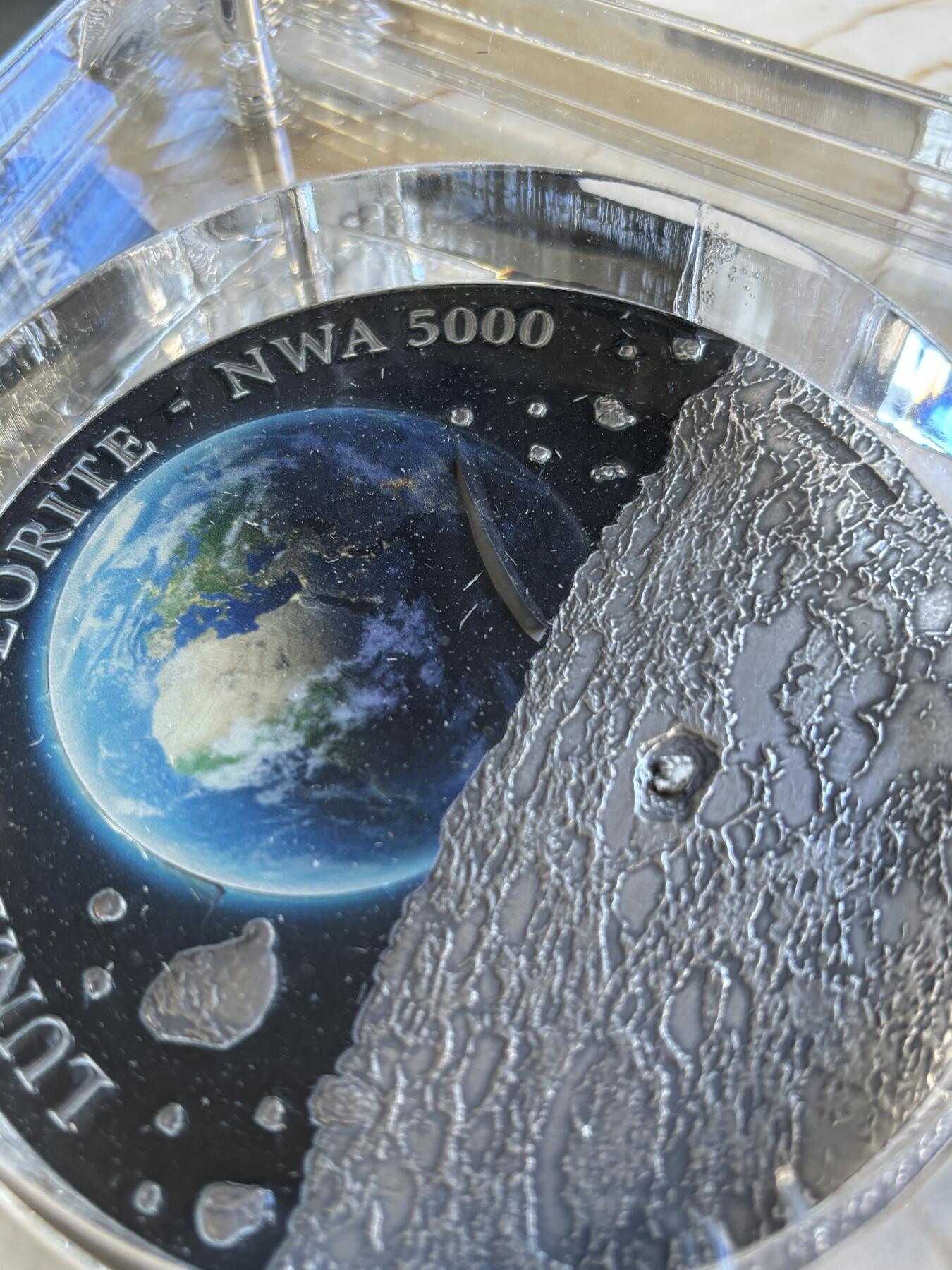 第180期拍卖【长期征集拍品】【北京币展专场】 纽埃2015年陨石冲击镶NWA5000月球陨石1公斤彩银币，999银，发行99枚，