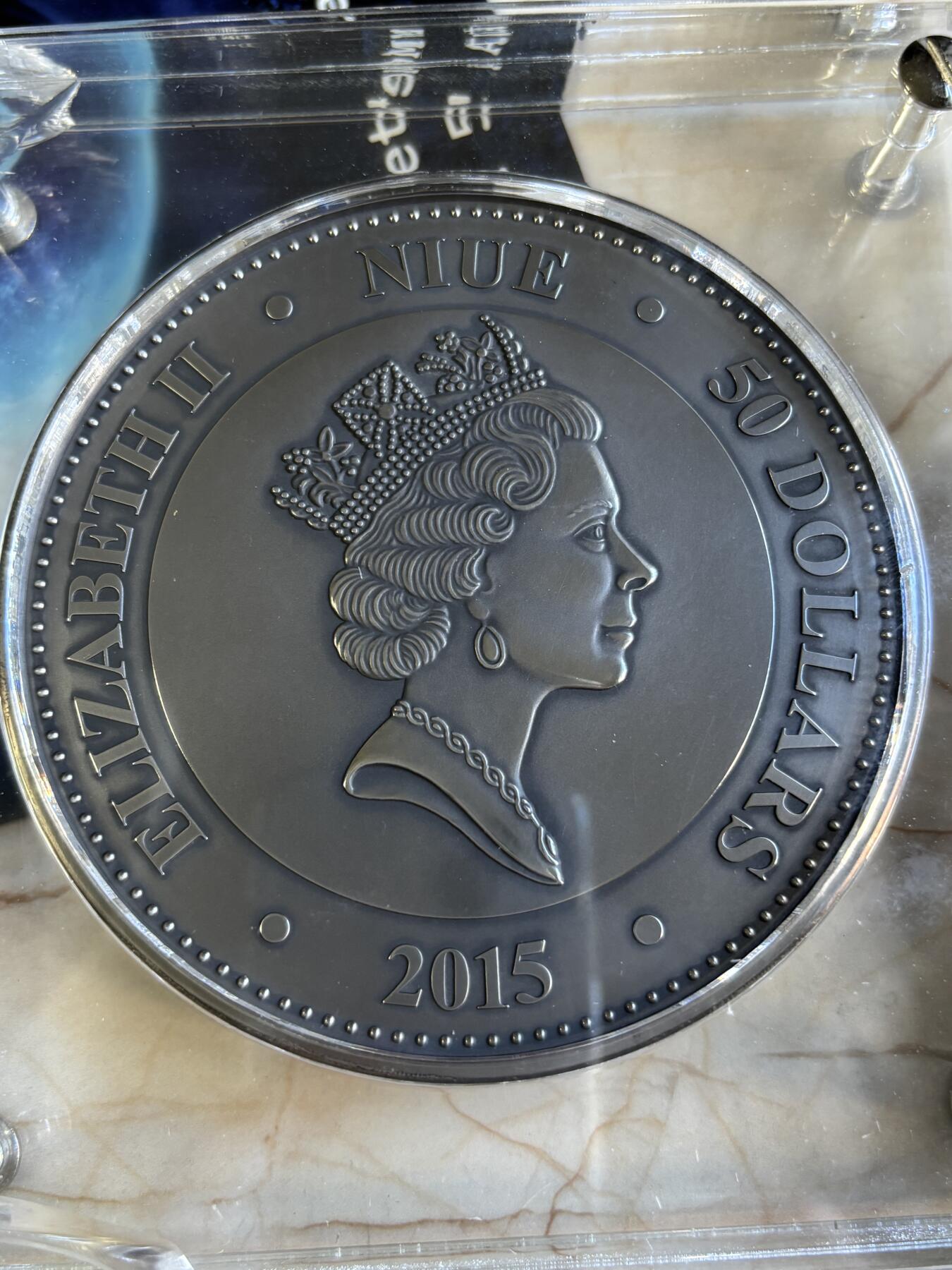 第180期拍卖【长期征集拍品】【北京币展专场】 纽埃2015年陨石冲击镶NWA5000月球陨石1公斤彩银币，999银，发行99枚，