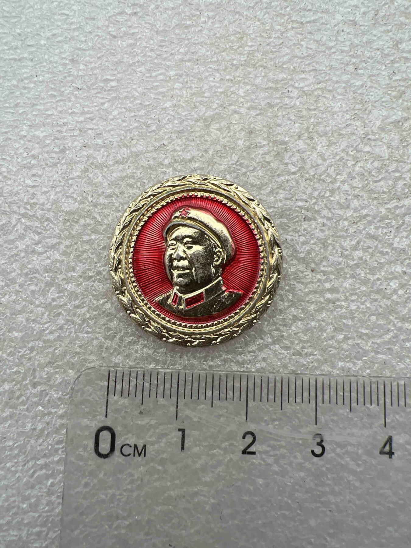 真品毛主席像章F 真品毛主席像章、F