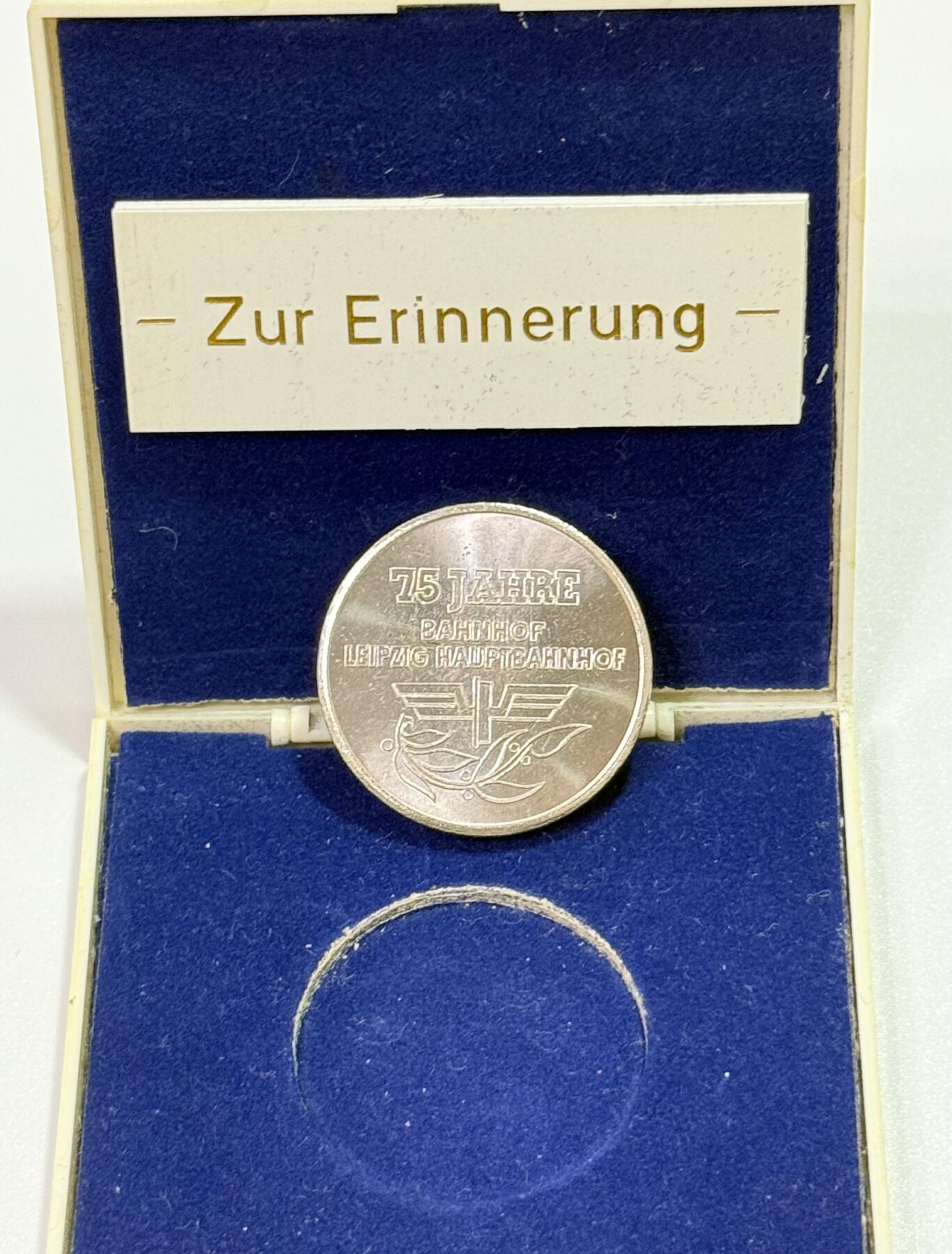 韵星假日精品2025秋季军品类拍卖会-- Rimey Holidays Boutique 2025 Autumn Militaria Sale 民主德国莱比锡火车站纪念章带原盒