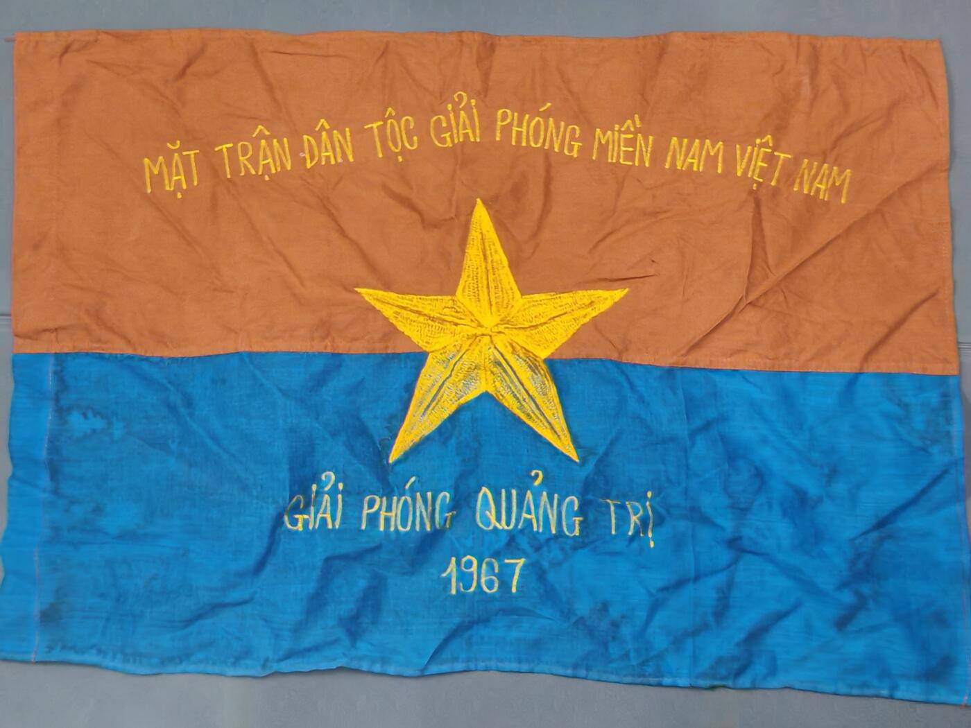 韵星假日精品2025秋季军品类拍卖会-- Rimey Holidays Boutique 2025 Autumn Militaria Sale 越南南方共和国（越共）战时纪念国旗“解放广治”