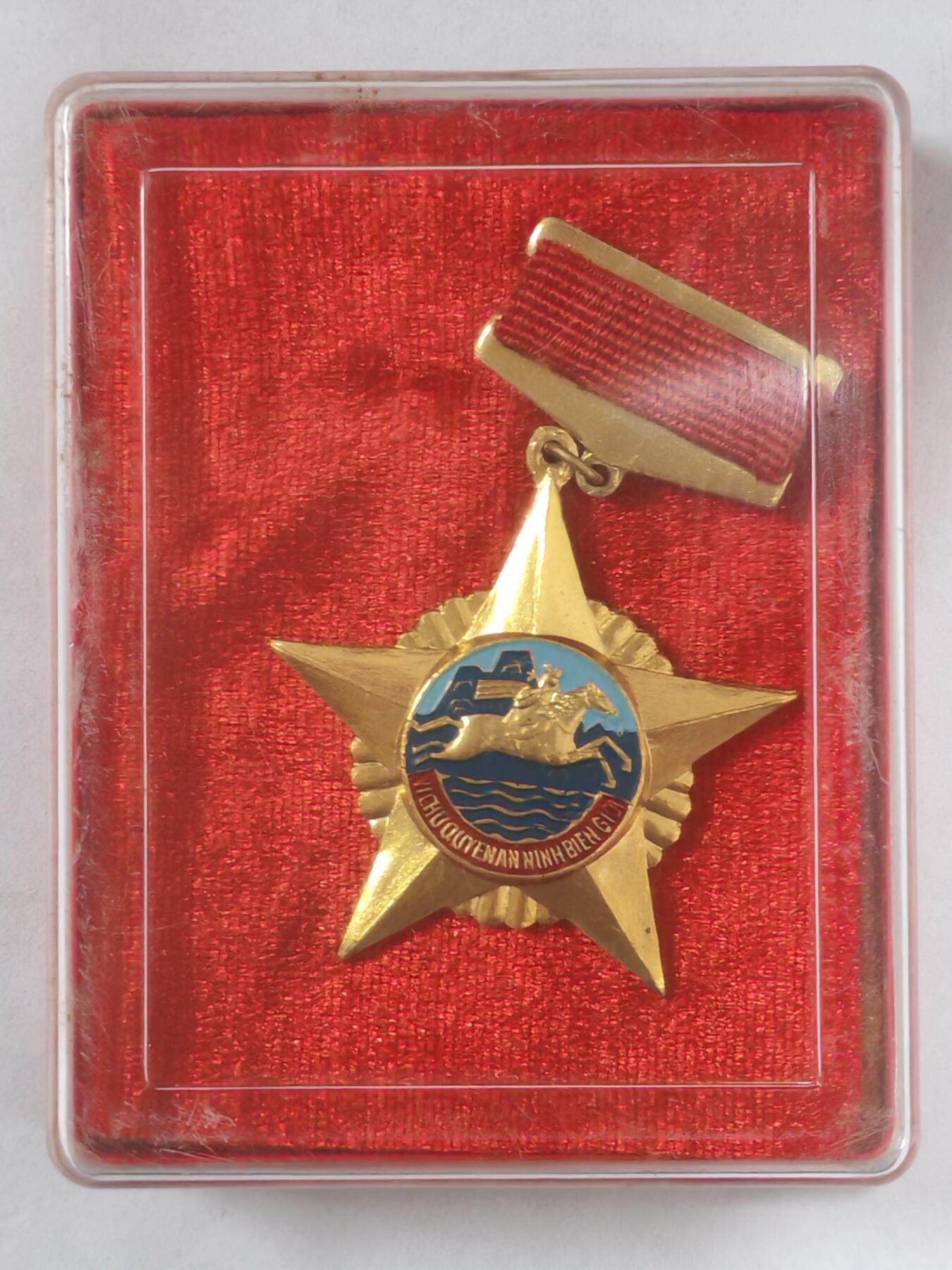 韵星假日精品2025秋季军品类拍卖会-- Rimey Holidays Boutique 2025 Autumn Militaria Sale 越南社会主义共和国为安宁边疆事业奖章带原盒