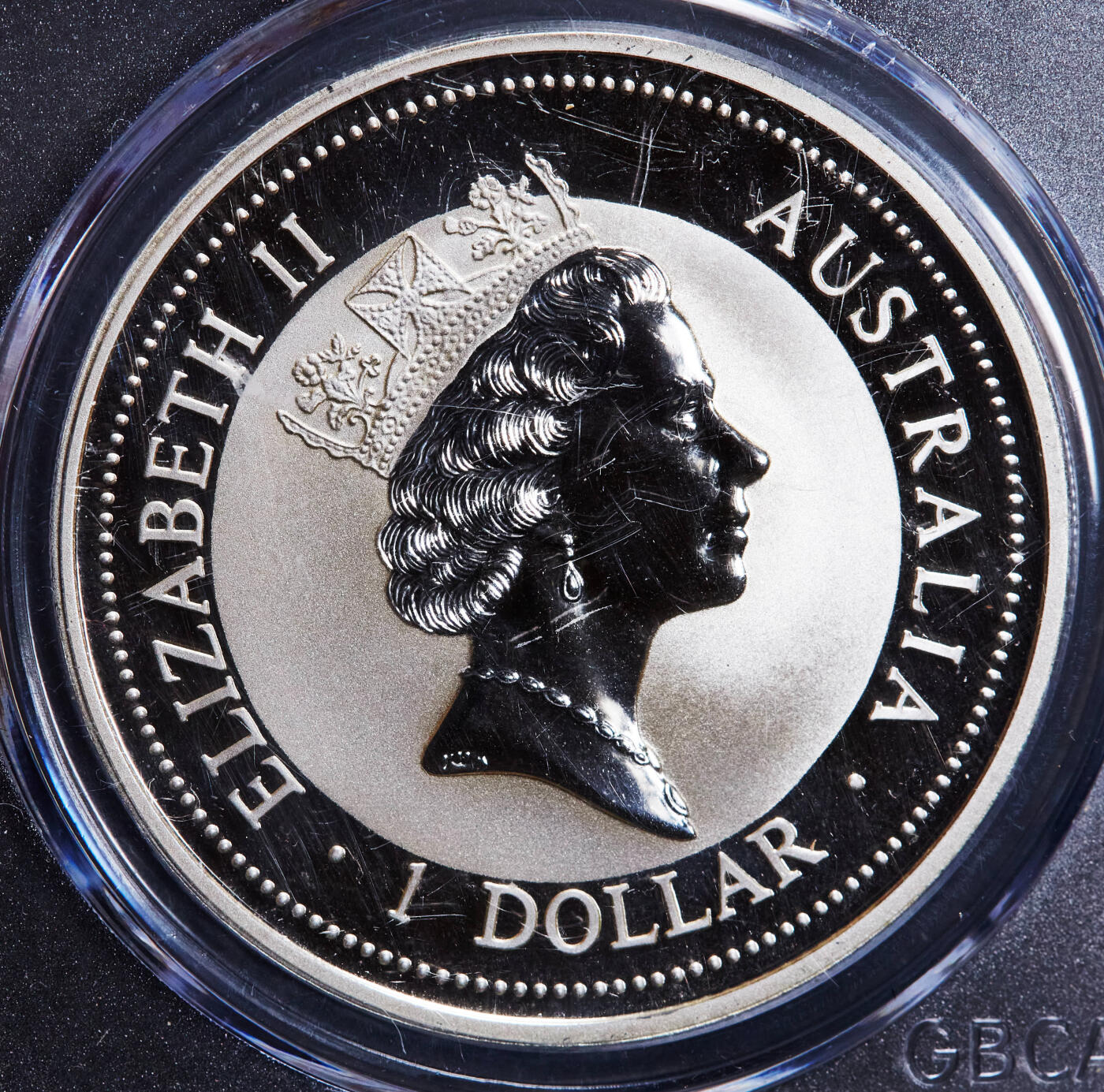 【俄甄集藏】2025年(044)11-12星期三晚 19:30 全场包邮 澳大利亚1995年首年版镶金翠鸟1元大银币，公博 MS68，重31.635克，其中含999纯银31.135克，999纯金0.5克，热门品种，划痕均为盒子上，币完好