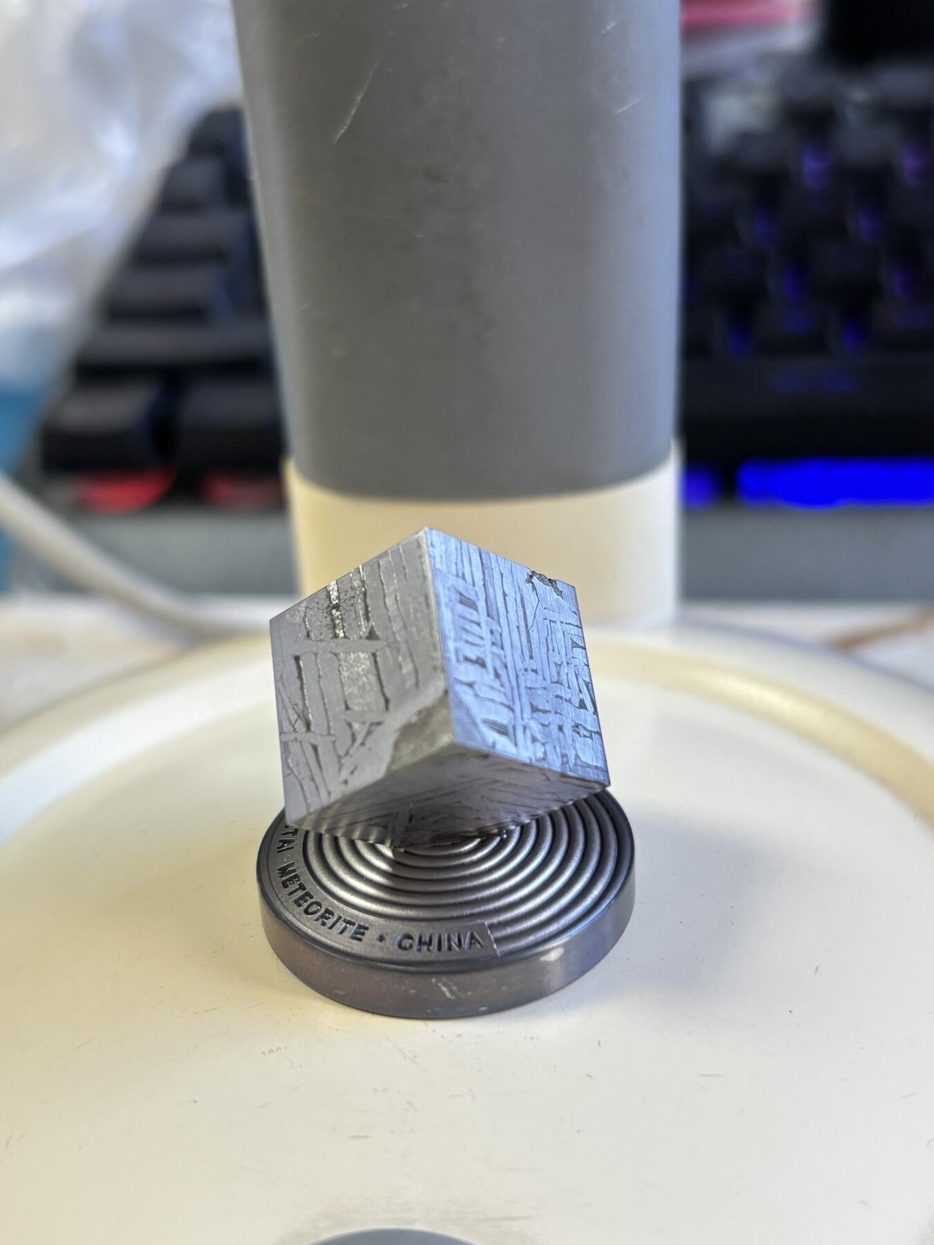 第180期拍卖【长期征集拍品】【北京币展专场】 加纳2022年中国阿勒泰陨石立方体陨石加1盎司银币，999银+中国阿勒泰陨石，发行量500枚，有氧化。