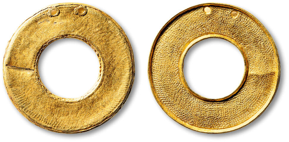 泓盛2025年秋季拍卖会 古泉 早期金质巾环一枚，直径：32.3mm，厚：0.8mm，重量：4.5g，少见，GBCA 真品（1117719694）编者按：巾环，乃头巾之环，宋代多见于武人。其流行之势，自北而南，由辽金延至宋元。世人裹巾时，常以黄金制成大环，双带系之，名曰“得胜环”。
