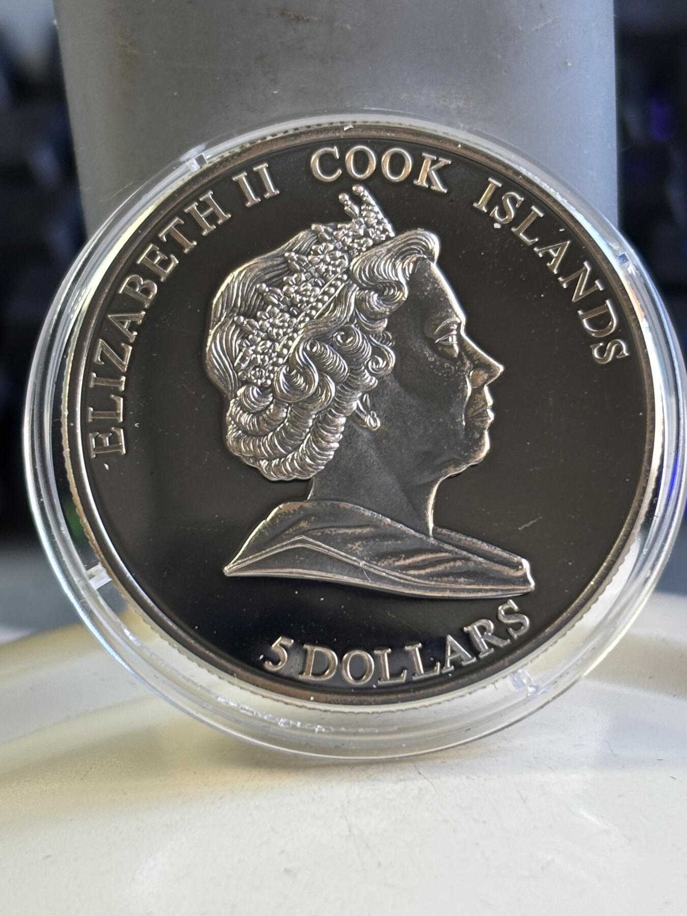 第180期拍卖【长期征集拍品】【北京币展专场】 库克2007年镶嵌布兰海姆陨石精制镀钯纪念银币，925银，25克，发行2500枚，塑料盒有裂痕，