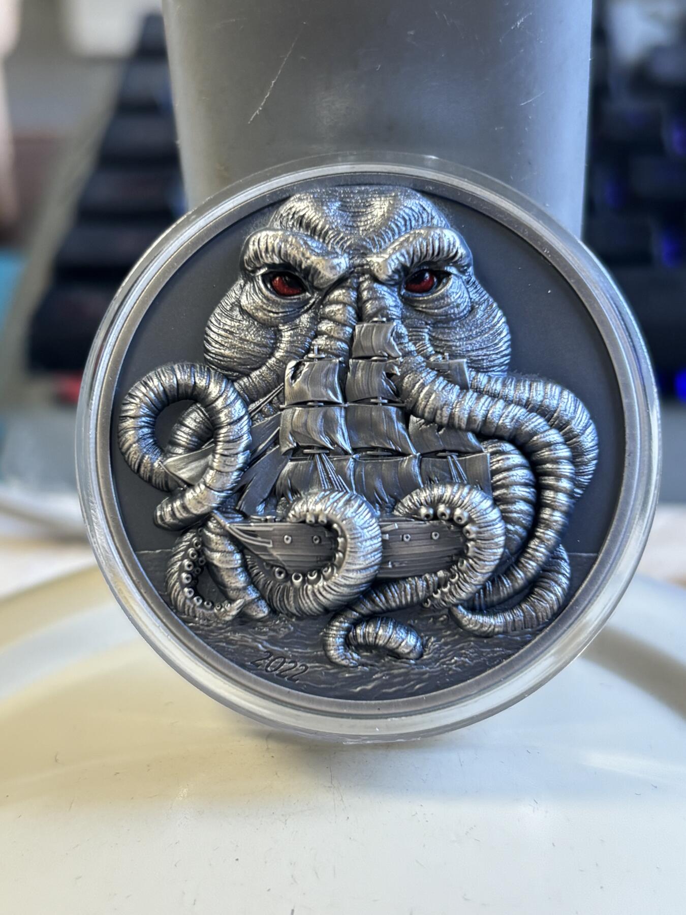 第180期拍卖【长期征集拍品】【北京币展专场】 帕劳2022年克苏鲁的呼唤3盎司仿古纪念银币，999银发行750枚，没有黑色纸套