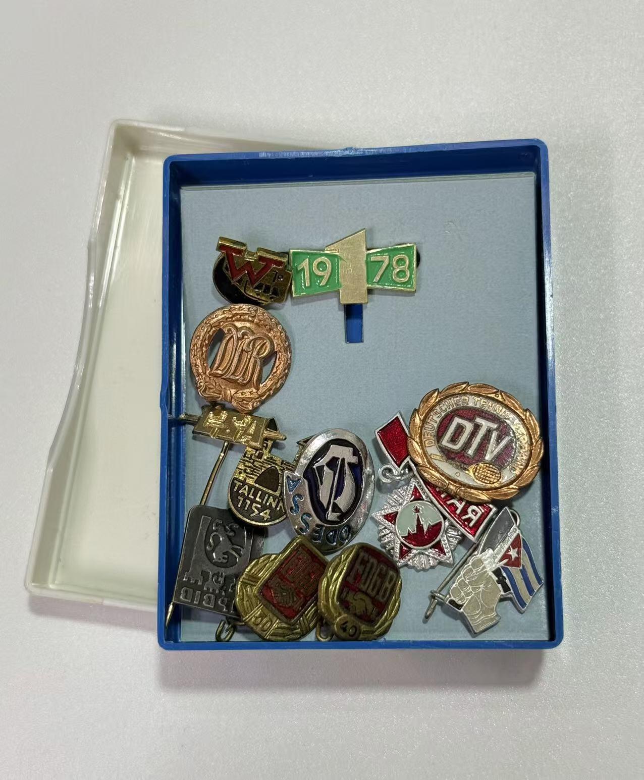 韵星假日精品2025秋季军品类拍卖会-- Rimey Holidays Boutique 2025 Autumn Militaria Sale 民主德国徽章一组带盒