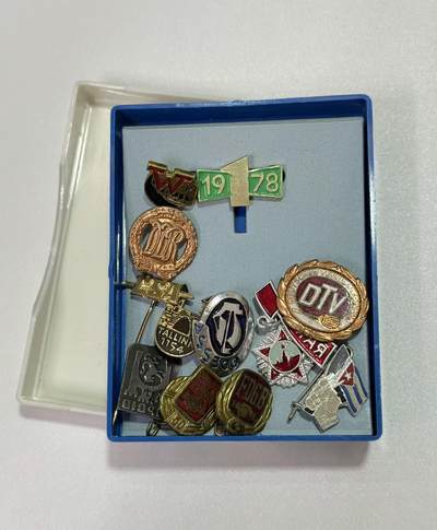 韵星假日精品2025秋季军品类拍卖会-- Rimey Holidays Boutique 2025 Autumn Militaria Sale - 民主德国徽章一组带盒