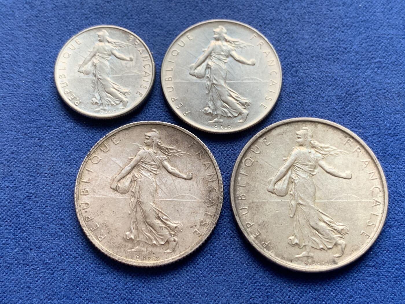 《竞宝斋》第434场 周日，周一2场连拍 （全场包邮） 四枚一组 法国行走女神，5法郎，2法郎，1法郎和2/1法郎，其中2法郎最早期1916年，其中2枚银币 著名雕刻师o'roty作品