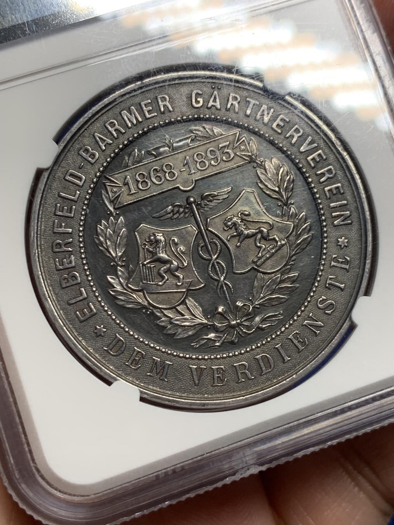 《竞宝斋》第434场 周日，周一2场连拍 （全场包邮） NGC MS61 德国1893年园艺博览会大银章，41mm大规格，少女衣纹流畅丰美，花卉蔬果刻画精细，工艺精湛。黑彩老包浆非常漂亮，实物状态极佳，严重低评