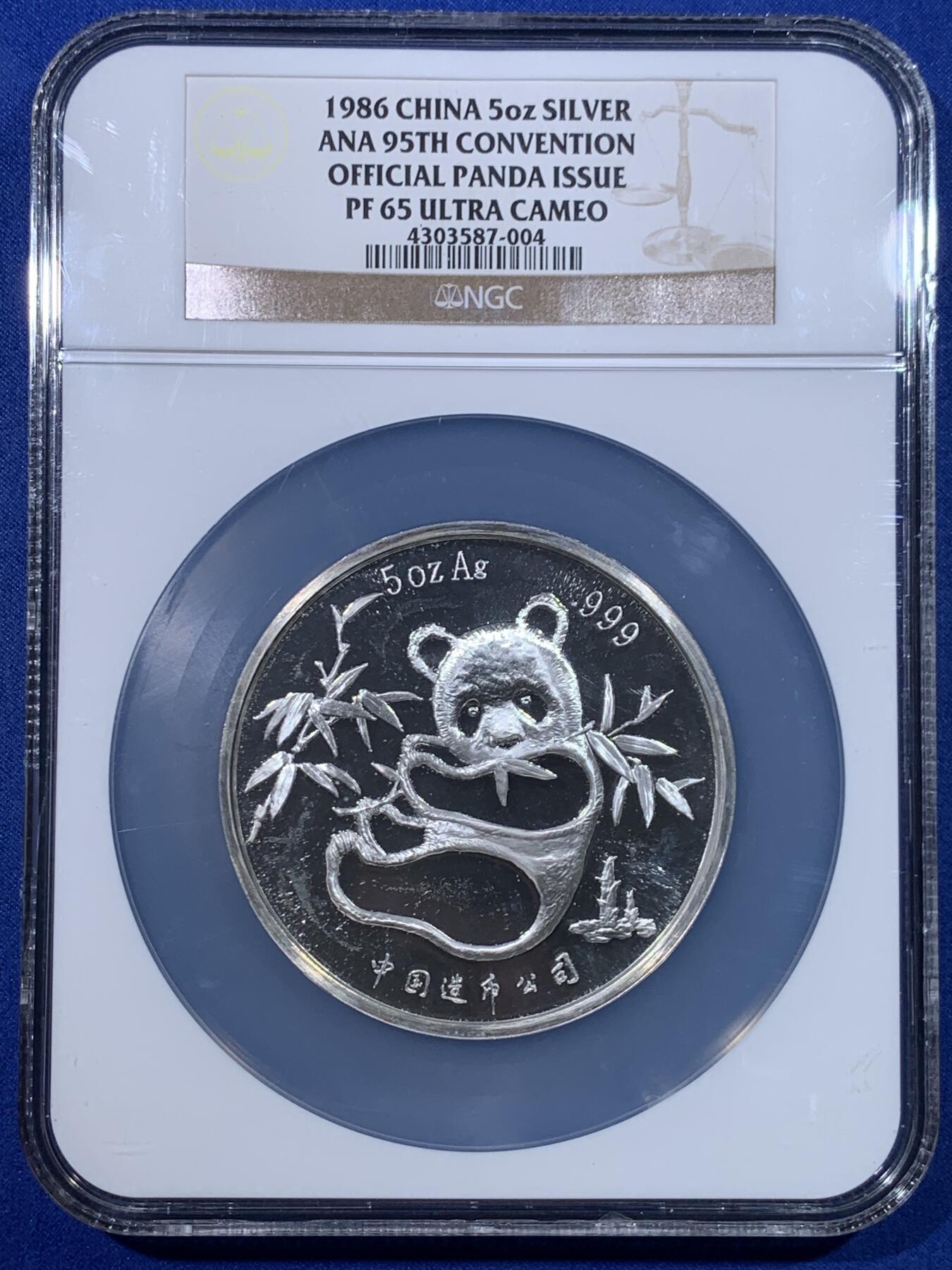 《竞宝斋》第434场 周日，周一2场连拍 （全场包邮） NGC PF65UC 1986年美国钱币协会熊猫银章 中美蜜月时期的产物，发行量2000枚，背面为长城和自由女神， 5盎司纯银章，憨态可掬的大熊猫 大盒封装 有些低评