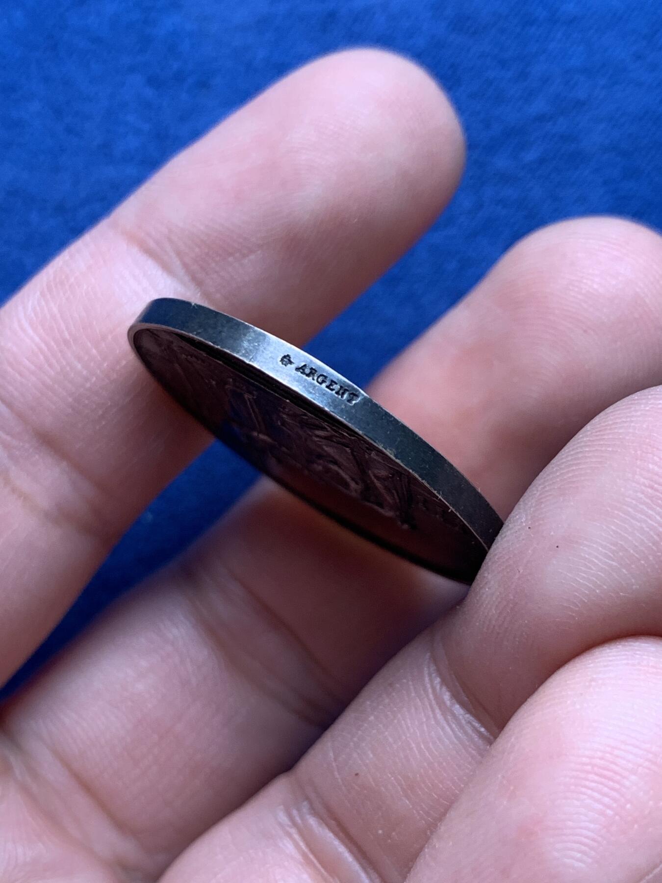 《竞宝斋》第434场 周日，周一2场连拍 （全场包邮） 法国婚礼银章 蜜蜂银标 11.9克 30mm 背面带手工刻字 包浆漂亮