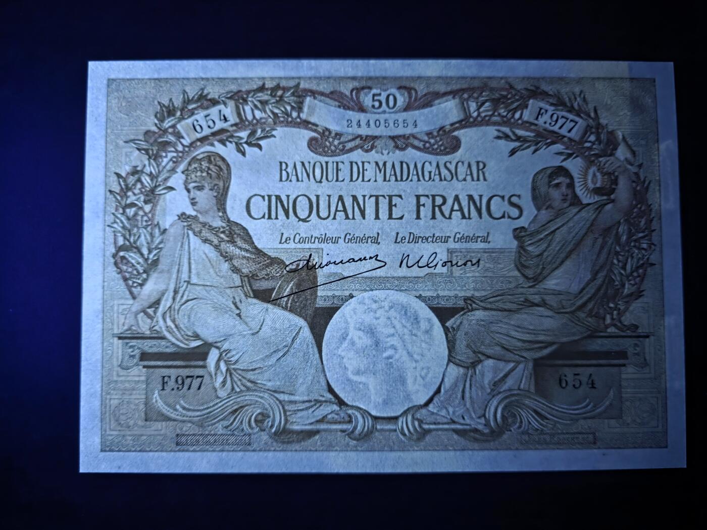 叁拾收藏第33期 法属马达加斯加1937--1947年50法郎  大票副  Y.977知名号段  UNC