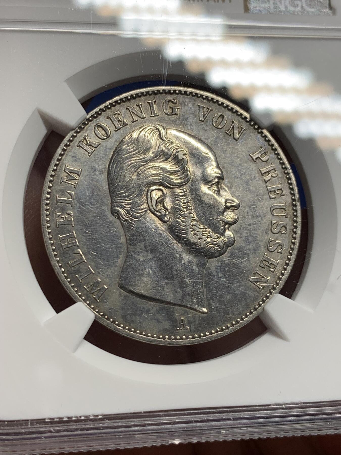 《竞宝斋》第434场 周日，周一2场连拍 （全场包邮） NGC AUD 德国 1861A 普鲁士威廉国王登基首年离冠鹰1泰勒银币 少见版面