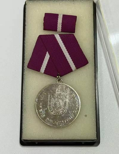 韵星假日精品2025秋季军品类拍卖会-- Rimey Holidays Boutique 2025 Autumn Militaria Sale - 民主德国民防银级忠诚服役奖章带盒路