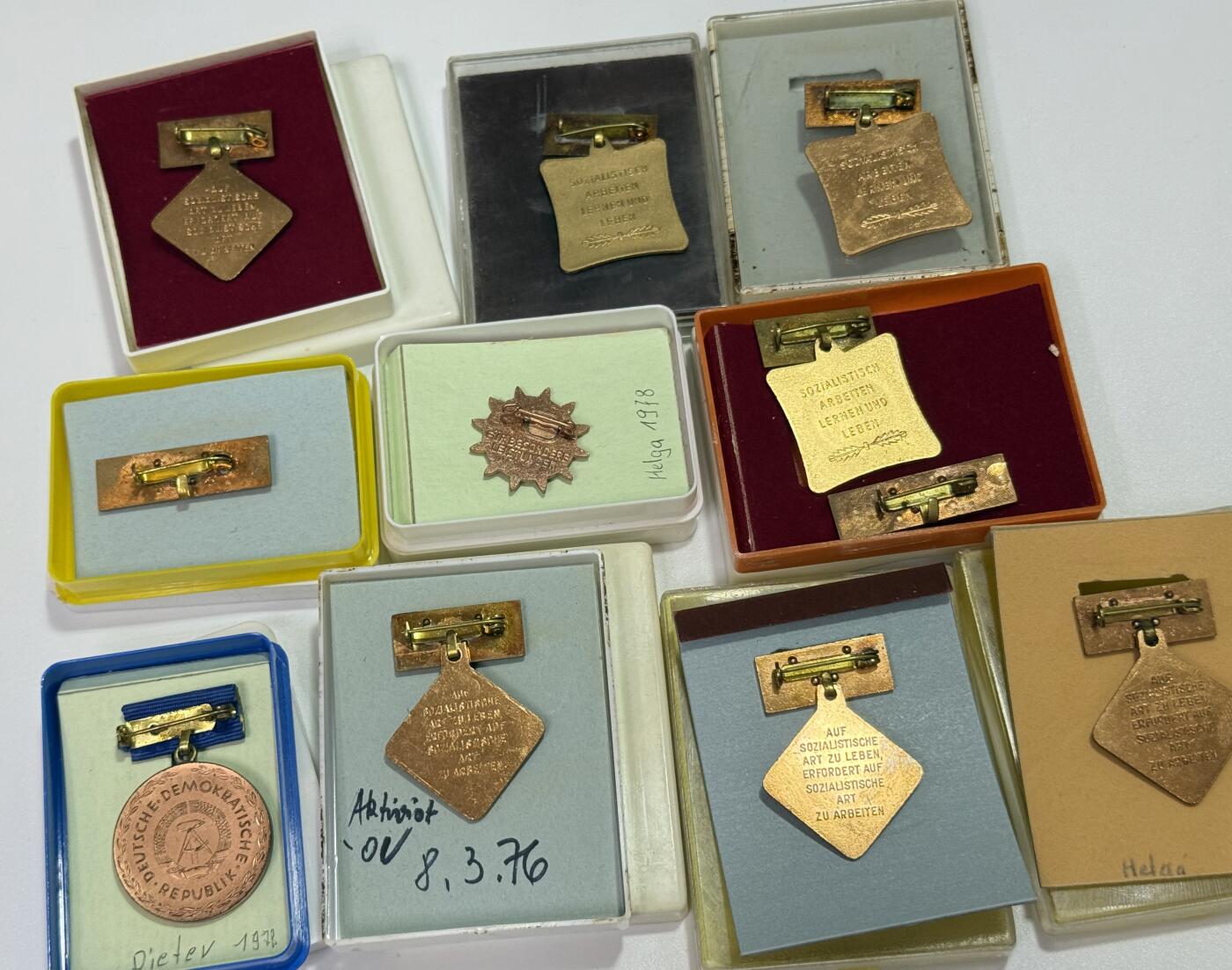 韵星假日精品2025秋季军品类拍卖会-- Rimey Holidays Boutique 2025 Autumn Militaria Sale 民主德国奖章一组带盒