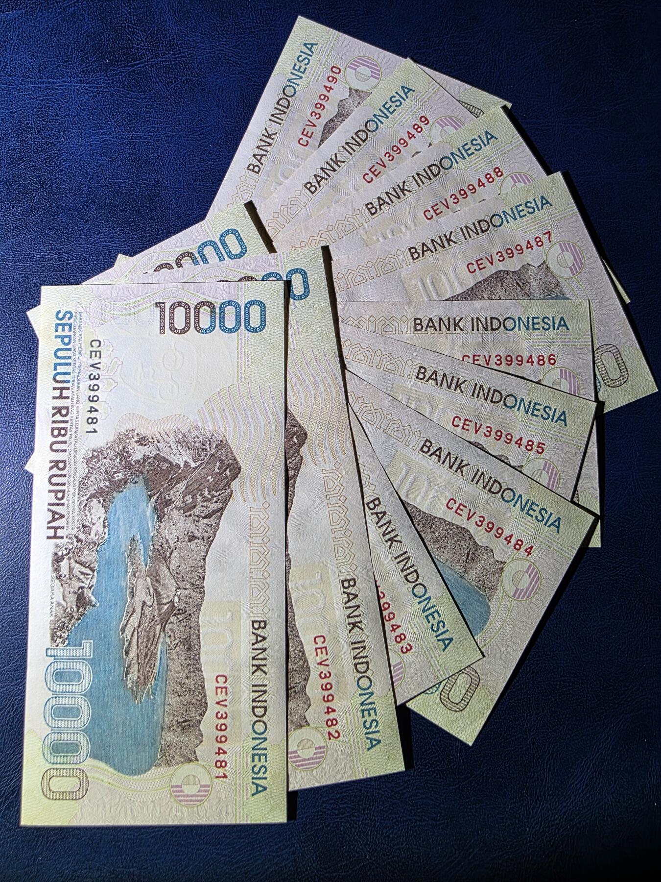 叁拾收藏第33期 印度尼西亚98年1万卢比10张连号（龙目岛林贾尼火山）UNC（边缘有潮斑）