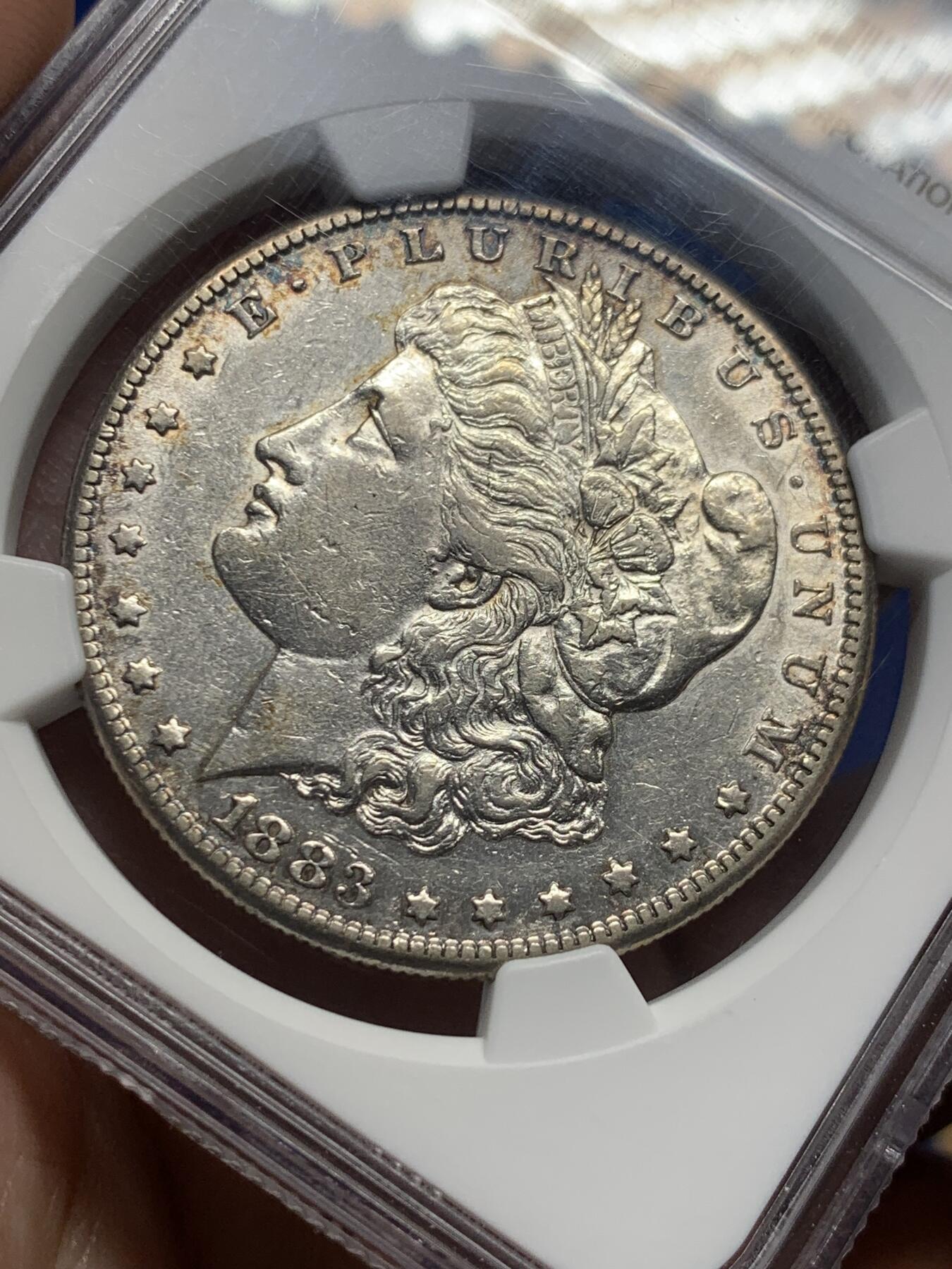 《竞宝斋》第434场 周日，周一2场连拍 （全场包邮） NGC AUD 1883年S厂美国摩根银币 罕见摩根，1883年摩根O厂和P厂都常见，S厂极少见，MS63白币书价2700刀，MS65白币书价42000刀，稀缺程度，可见一斑。此外该枚两面带淡金彩，更加难得