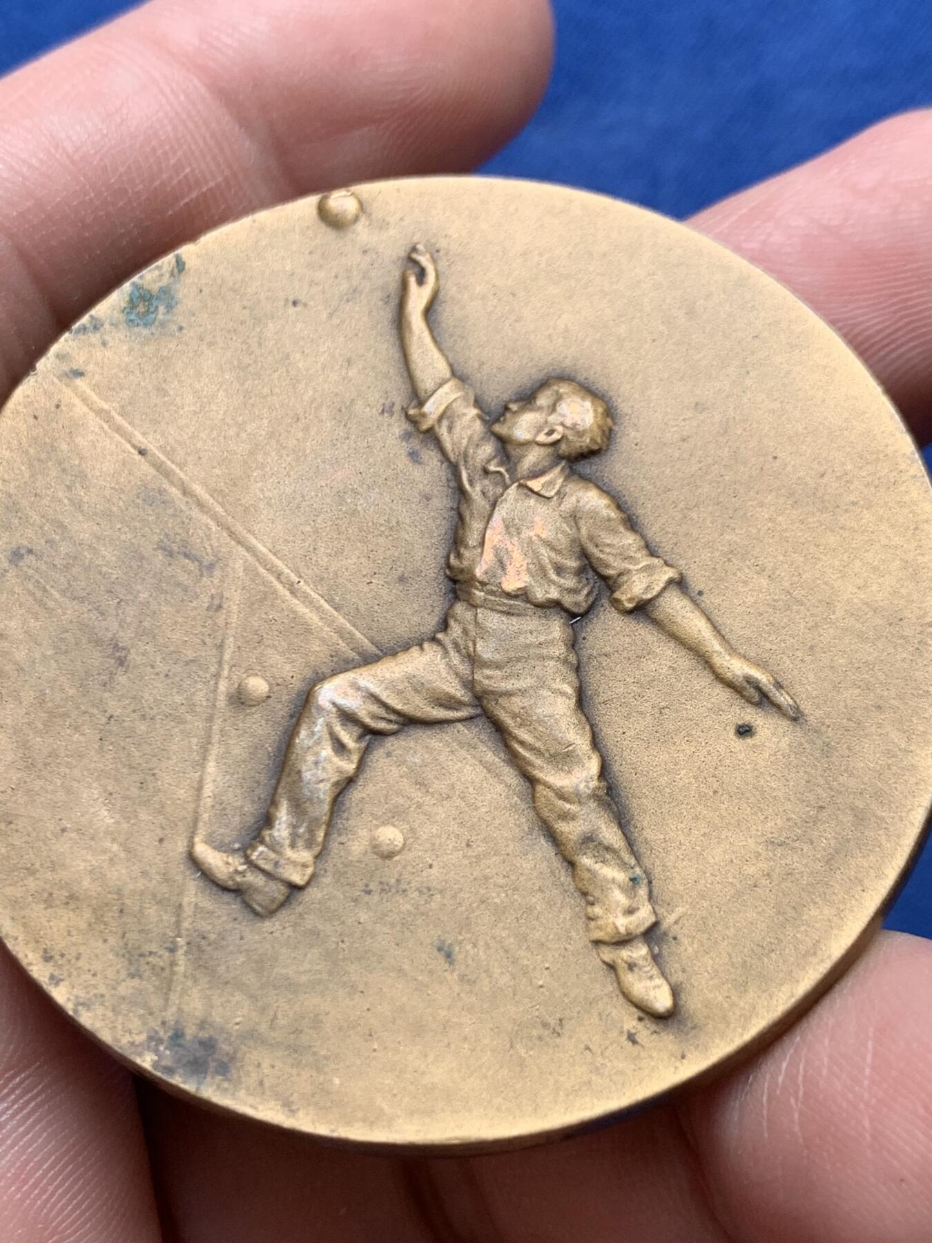 《竞宝斋》第434场 周日，周一2场连拍 （全场包邮） 手球比赛铜章 52.55克 50.1mm 三角铜标