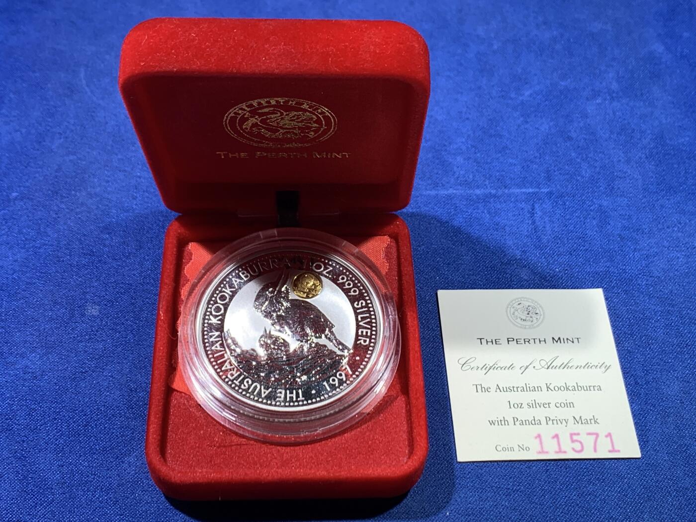 《竞宝斋》第434场 周日，周一2场连拍 （全场包邮） 澳大利亚 1997年 笑翠鸟 熊猫镶嵌银币 含纯银1盎司999银 镶嵌部分重约0.5克黄金，发行1.5万枚，为上海国际钱币展而发行