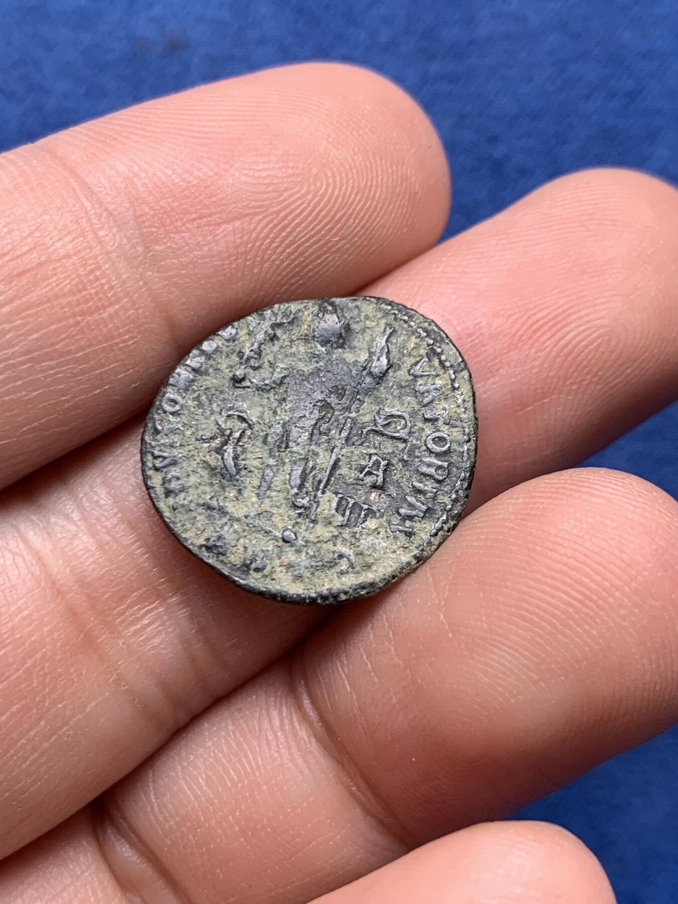 《竞宝斋》第434场 周日，周一2场连拍 （全场包邮） 古罗马帝国 李锡尼一世 富利铜币 品相好，脸部表情炯炯有神，胡子和铭文清晰可见，2.73克。