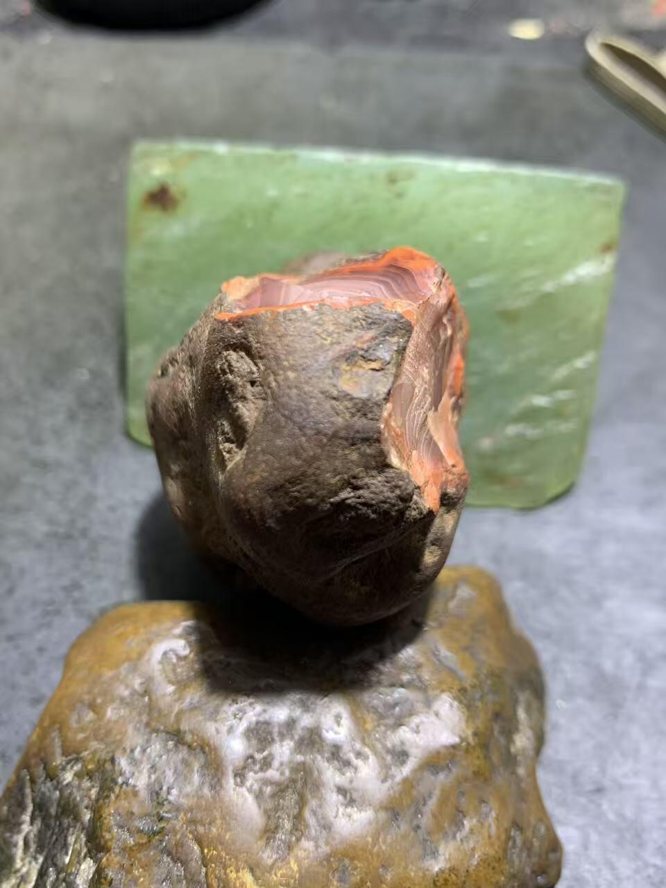 精美铁红皮开窗料荔枝冻南红玛瑙原石一颗，