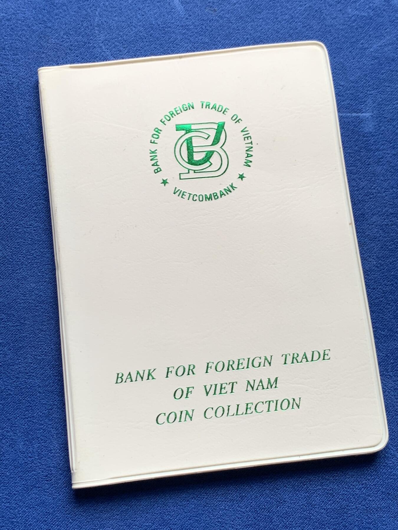《竞宝斋》第434场 周日，周一2场连拍 （全场包邮） 越南 7枚装 套币 比较少见的装帧方式 年份 状态 请见图